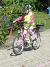 Radworkshop: Mädchen übt Fahrradfahren