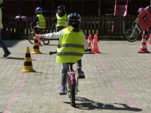 Radworkshop: Mädchen gibt Handzeichen beim Fahrradfahren