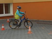 Radworkshop: Bub übt Fahrradfahren auf Radparcours