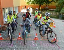 Schneckenrennen: Kinder starten mit ihren Fahrrädern auf Radparcours