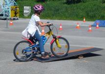 Radworkshop: Mädchen fährt Fahrradparcours