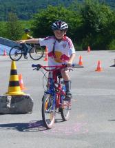 Radworkshop: Bub gibt Handzeichen beim Radfahren